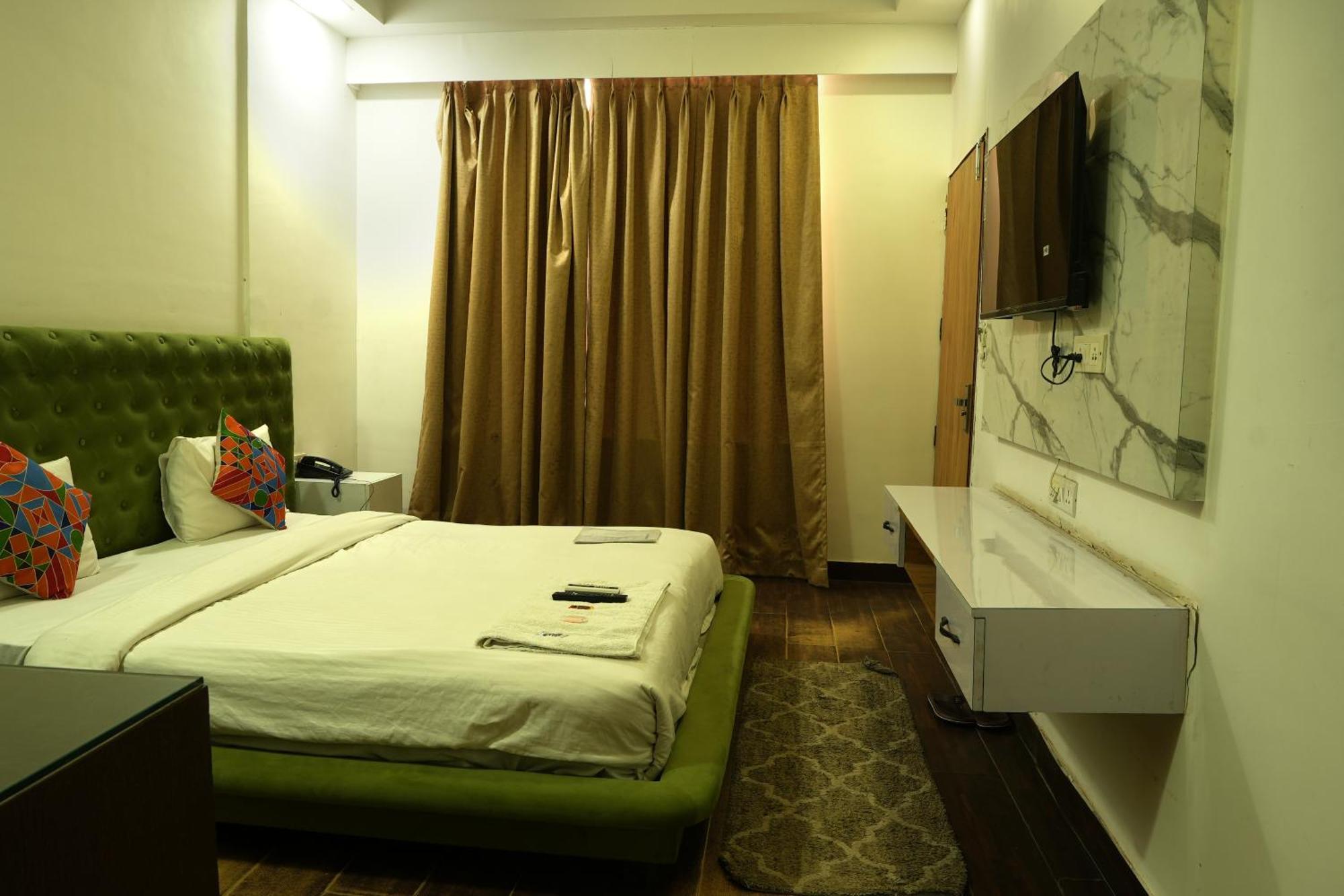 Hotel Elite Sector 45 I Gurgaon Central I Couple Friendly Exterior photo